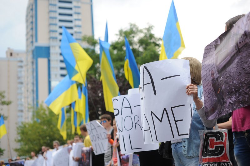 В Киеве во время акции под посольством США милиционеры напали на активистку ОД "Прав?Да!" с угрозами В Киеве во время акции под посольством США милиционеры напали на активистку ОД "Прав?Да!" с угрозами