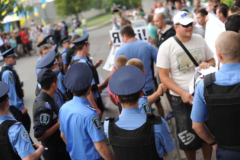 В Киеве во время акции под посольством США милиционеры напали на активистку ОД "Прав?Да!" с угрозами В Киеве во время акции под посольством США милиционеры напали на активистку ОД "Прав?Да!" с угрозами