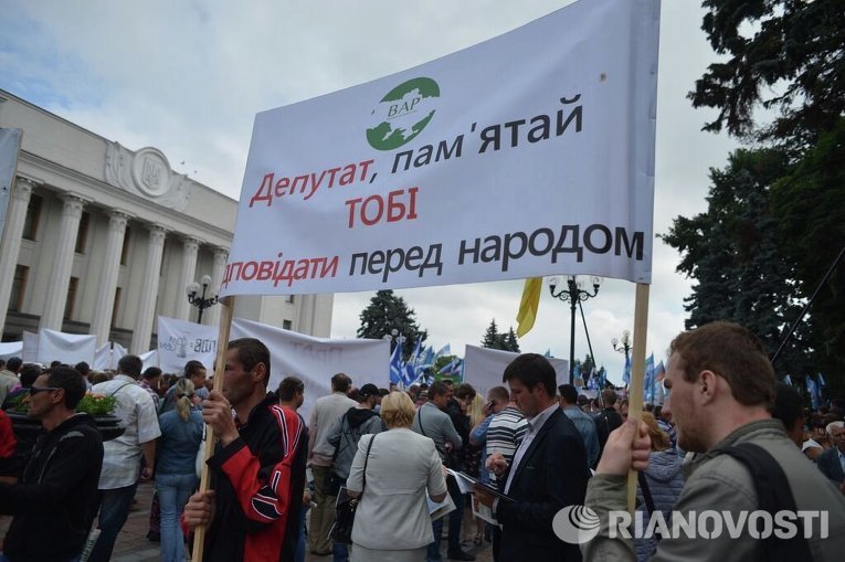 К митингующим у Верховной рады присоединились поросята