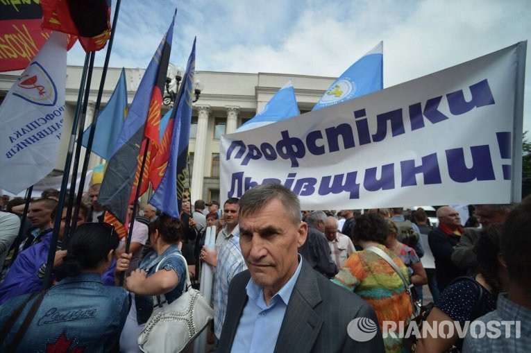 К митингующим у Верховной рады присоединились поросята