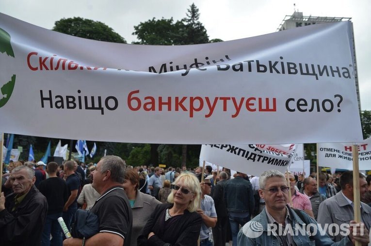 К митингующим у Верховной рады присоединились поросята