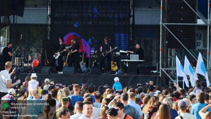 Экс-лидер группы «Агата Кристи» выступает в столице ЛНР