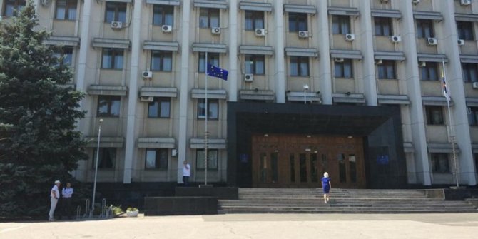 В Одессе у здания обладминистрации флаг Украины заменили флагом Евросоюза В Одессе у здания обладминистрации флаг Украины заменили флагом Евросоюза