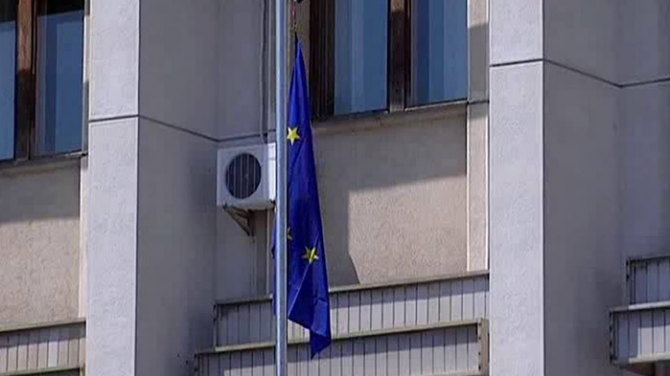 В Одессе у здания обладминистрации флаг Украины заменили флагом Евросоюза В Одессе у здания обладминистрации флаг Украины заменили флагом Евросоюза