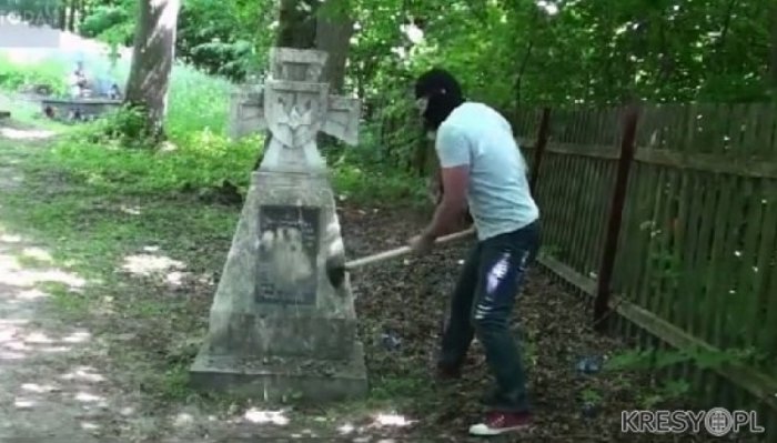 «Полякам, погибшим от бандеровских выродков» — в Польше меняют таблички на памятниках УПА