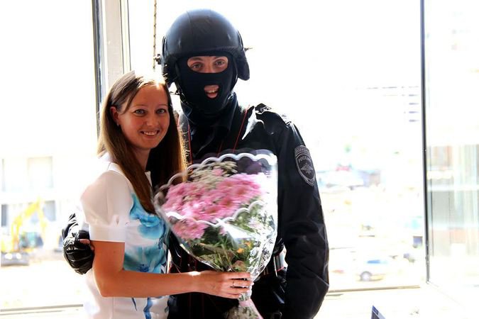 Семья особого назначения. ОМОН поздравил своих любимых «по-спецназовски» Семья особого назначения. ОМОН поздравил своих любимых «по-спецназовски»