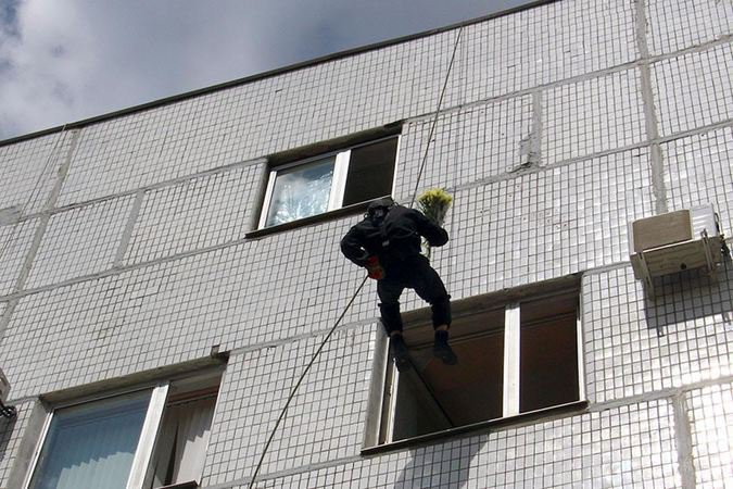 Семья особого назначения. ОМОН поздравил своих любимых «по-спецназовски» Семья особого назначения. ОМОН поздравил своих любимых «по-спецназовски»