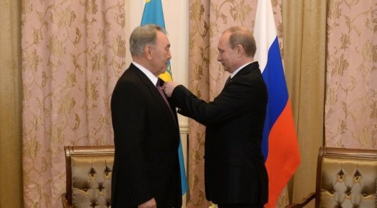Путин наградил Назарбаева орденом Александра Невского