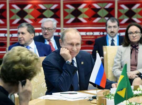 Улыбка Путина — показательный итог саммитов ШОС и БРИКС в Уфе Улыбка Путина — показательный итог саммитов ШОС и БРИКС в Уфе