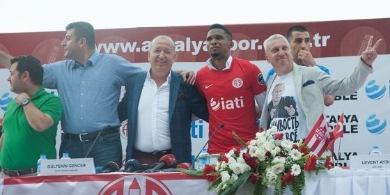 Консул Украины в Турции появился на публике в футболке с "вежливым" Путиным Консул Украины в Турции появился на публике в футболке с "вежливым" Путиным