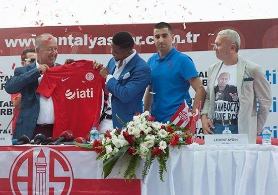 Консул Украины в Турции появился на публике в футболке с "вежливым" Путиным Консул Украины в Турции появился на публике в футболке с "вежливым" Путиным