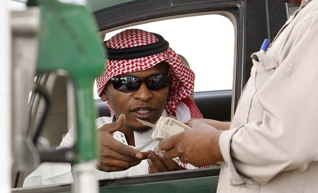 Низкие цены на нефть вынуждают саудитов влезать в долги Низкие цены на нефть вынуждают саудитов влезать в долги