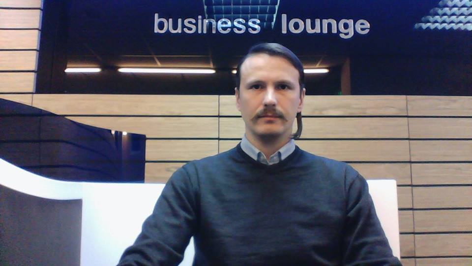 Вандалы в Киеве снесли памятную доску писателю Олесю Бузине Вандалы в Киеве снесли памятную доску писателю Олесю Бузине