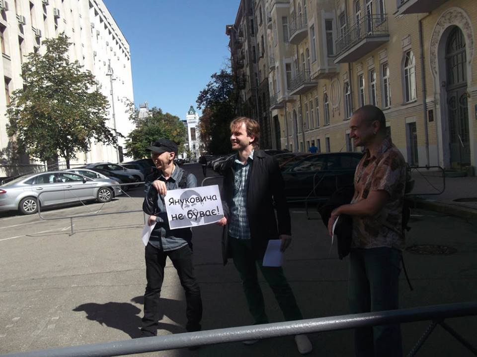 Вандалы в Киеве снесли памятную доску писателю Олесю Бузине Вандалы в Киеве снесли памятную доску писателю Олесю Бузине