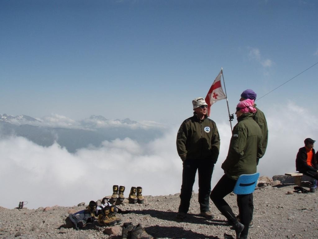 Донецкие альпинисты покорили Казбек и водрузили на вершине флаг ДНР 