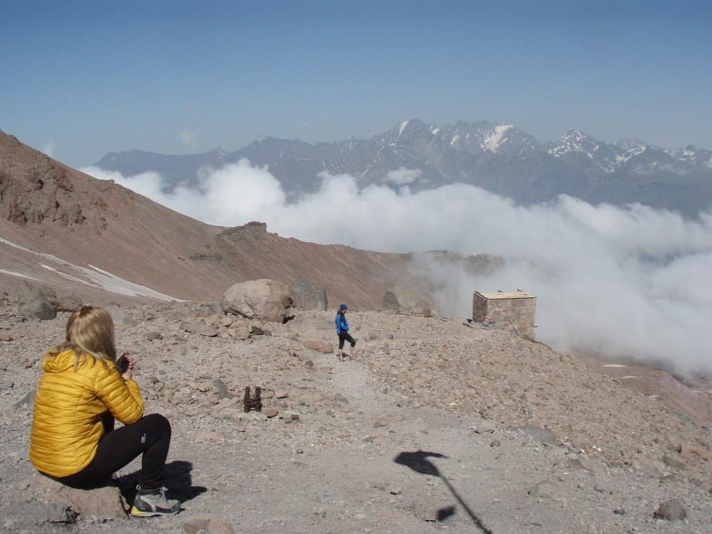 Донецкие альпинисты покорили Казбек и водрузили на вершине флаг ДНР 