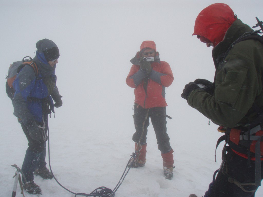 Донецкие альпинисты покорили Казбек и водрузили на вершине флаг ДНР 