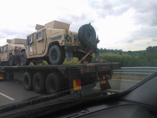 Километровая колонна бронетехники США зашла на Украину из Польши Километровая колонна бронетехники США зашла на Украину из Польши