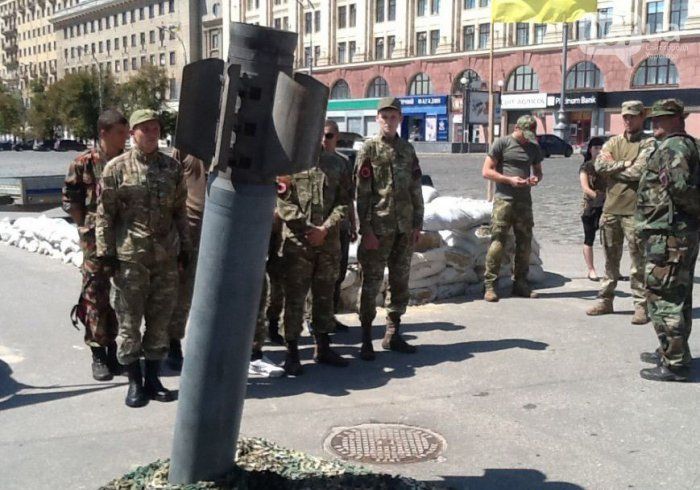 «Правый сектор» установил в центре Харькова снаряд от «Смерча» «Правый сектор» установил в центре Харькова снаряд от «Смерча»