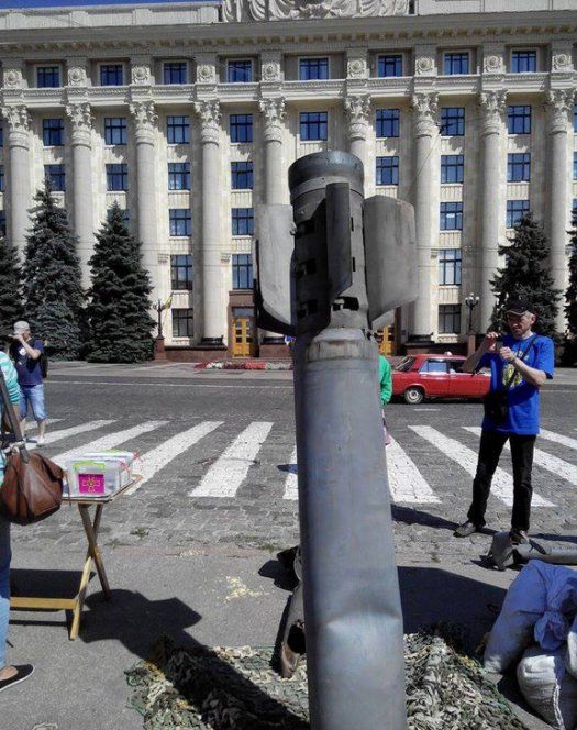 «Правый сектор» установил в центре Харькова снаряд от «Смерча» «Правый сектор» установил в центре Харькова снаряд от «Смерча»
