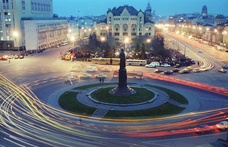 КПРФ собрала подписи за референдум о возвращении памятника Дзержинскому на Лубянку КПРФ собрала подписи за референдум о возвращении памятника Дзержинскому на Лубянку