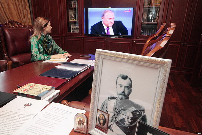 Шах и мат, самостийники: Наталья Поклонская ведёт Путина на царский трон