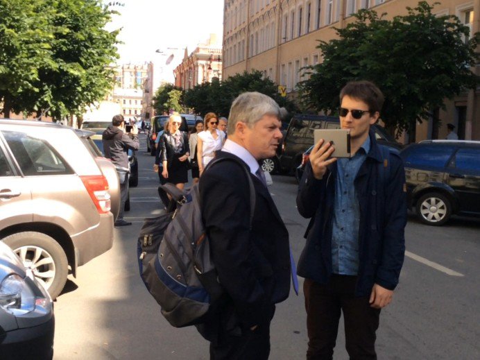 Россия должна знать в лицо своих Хероев. Размышления у непарадного подъезда