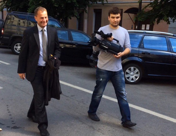 Россия должна знать в лицо своих Хероев. Размышления у непарадного подъезда