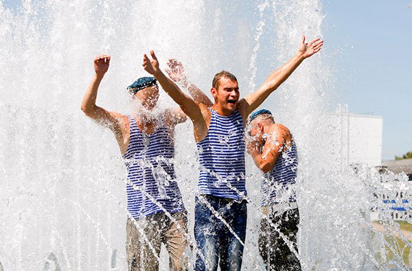 Шествие ЛГБТ в день ВДВ: бессмертные? Шествие ЛГБТ в день ВДВ: бессмертные?