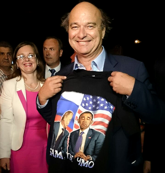 Французский сенатор купил в Крыму футболку с оскорблением Обамы Французский сенатор купил в Крыму футболку с оскорблением Обамы