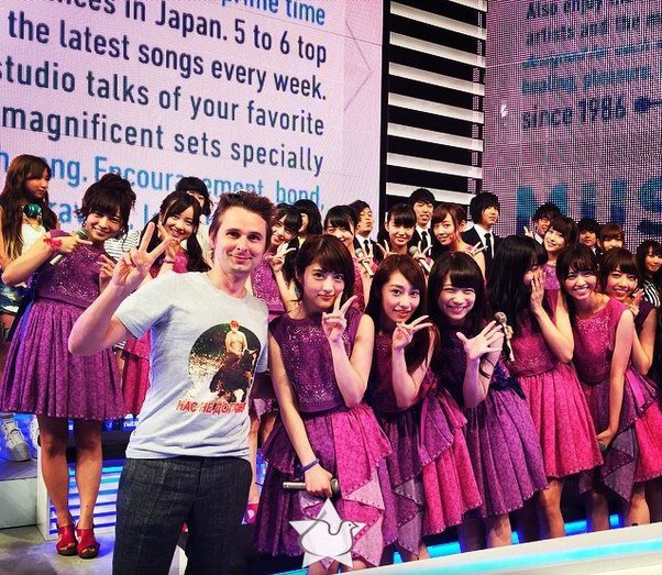 Рок группа Muse. Мэттью Беллами в футболке с Путиным