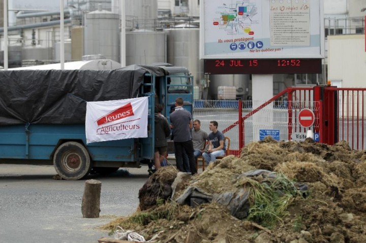 Французские фермеры заблокировали ввоз продуктов из Испании и Германии Французские фермеры заблокировали ввоз продуктов из Испании и Германии