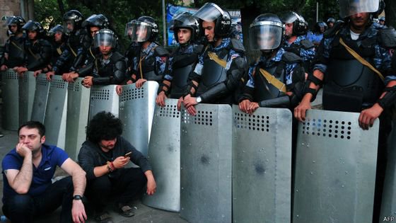Кураторы недовольны: армяне плохо протестуют