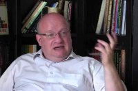 Наливайченко шел по коридору... 