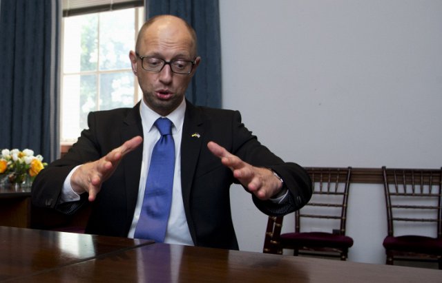 Яценюк возмущен незнанием выпускников даты подписания договора об ассоциации с ЕС