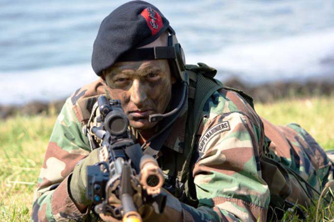 «Бенг-бенг-бенг» – строчит голландский пулемётчик «Бенг-бенг-бенг» – строчит голландский пулемётчик