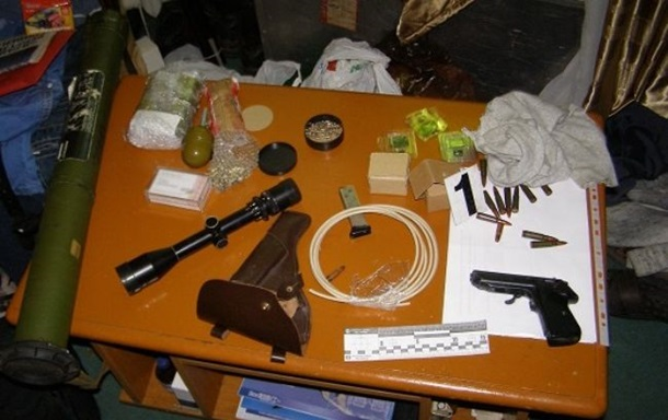 Разборки со стрельбой в киевской гостинице: у хулиганов изьяли гранаты, пистолеты, штык-ножи и автомат Разборки со стрельбой в киевской гостинице: у хулиганов изьяли гранаты, пистолеты, штык-ножи и автомат