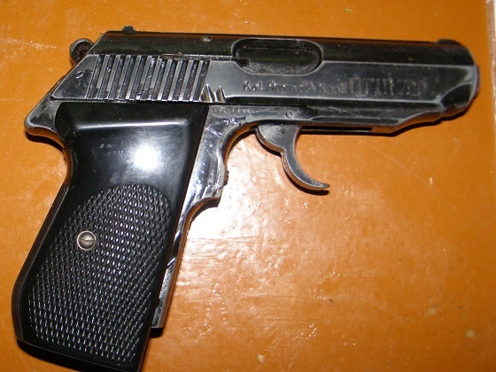 Разборки со стрельбой в киевской гостинице: у хулиганов изьяли гранаты, пистолеты, штык-ножи и автомат Разборки со стрельбой в киевской гостинице: у хулиганов изьяли гранаты, пистолеты, штык-ножи и автомат