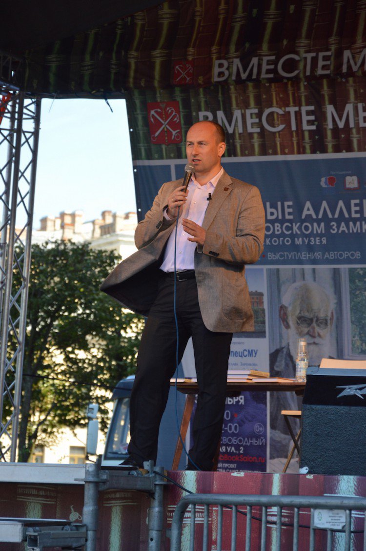 Выступая у стен, где творилась история Выступая у стен, где творилась история