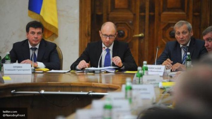 Бюжетники Украины отдали Яценюку две трети зарплаты Бюжетники Украины отдали Яценюку две трети зарплаты