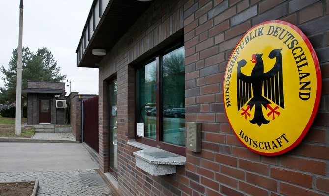 РФ отказала в визе генералу ФРГ, назначенному военным атташе в Москве РФ отказала в визе генералу ФРГ, назначенному военным атташе в Москве