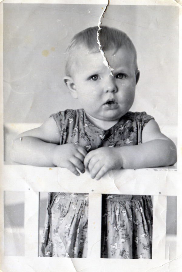 Девочка, жующая гудрон Девочка, жующая гудрон