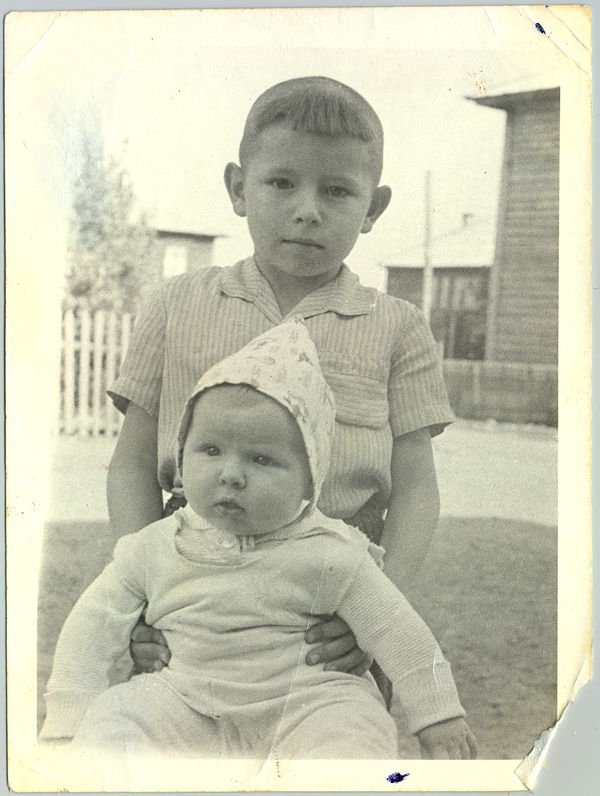 Девочка, жующая гудрон Девочка, жующая гудрон