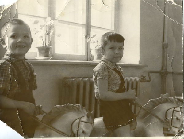 Девочка, жующая гудрон Девочка, жующая гудрон