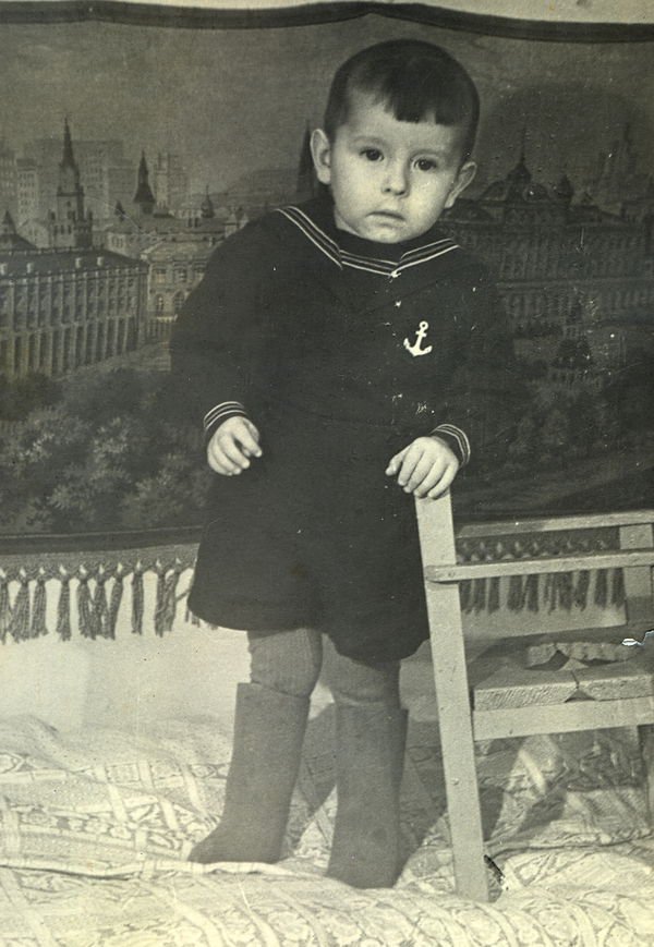 Девочка, жующая гудрон Девочка, жующая гудрон