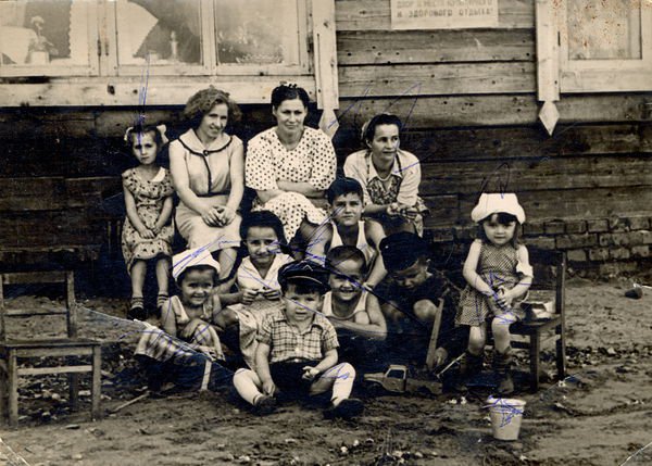 Девочка, жующая гудрон Девочка, жующая гудрон