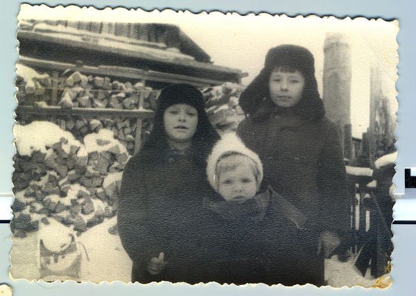 Девочка, жующая гудрон Девочка, жующая гудрон