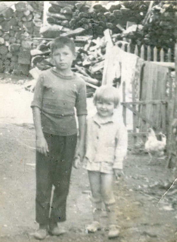 Девочка, жующая гудрон Девочка, жующая гудрон