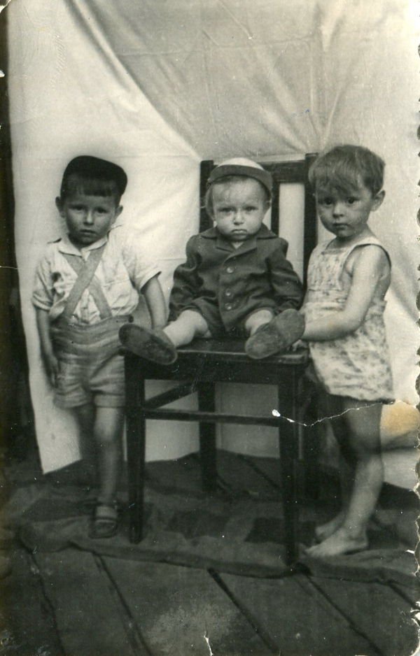 Девочка, жующая гудрон Девочка, жующая гудрон