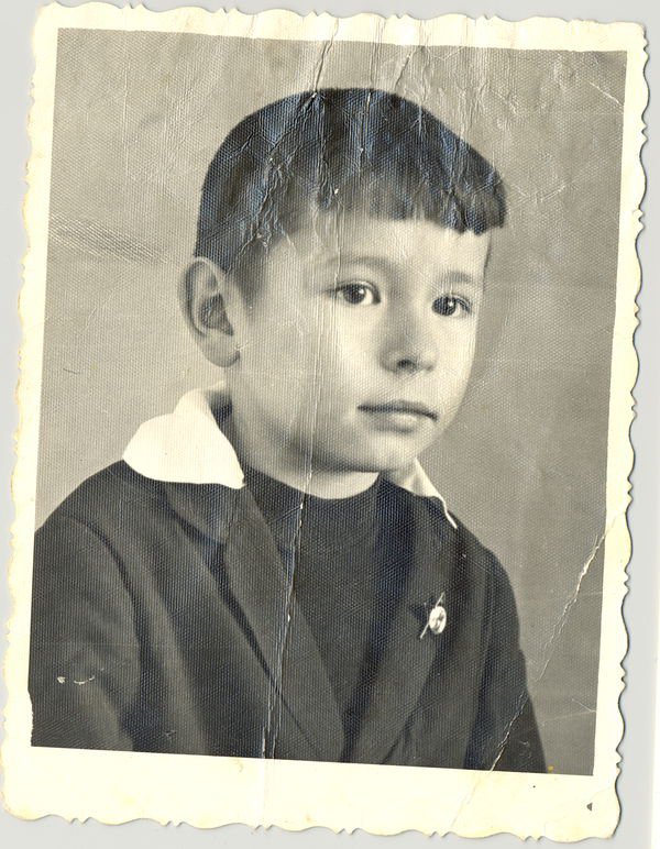 Девочка, жующая гудрон Девочка, жующая гудрон